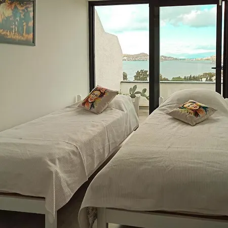 3 Bedroom With Great View Walking Distance To Marina